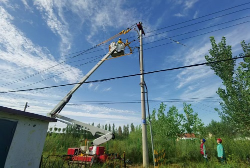 2025年9月7日，龍井線01號桿帶電接電纜頭引線。